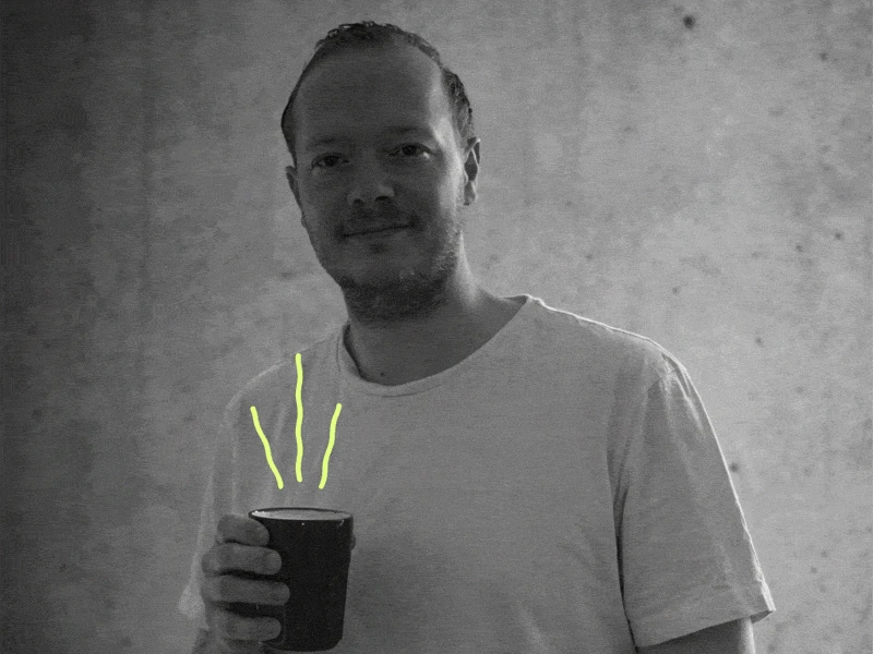 Dennis van Dennis Doet met een kop koffie